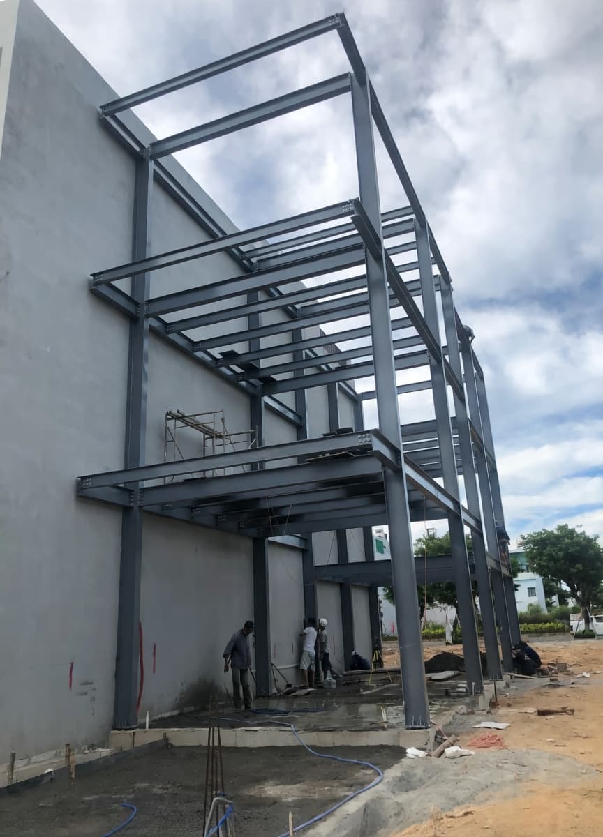 Artesano trabajando en estructura