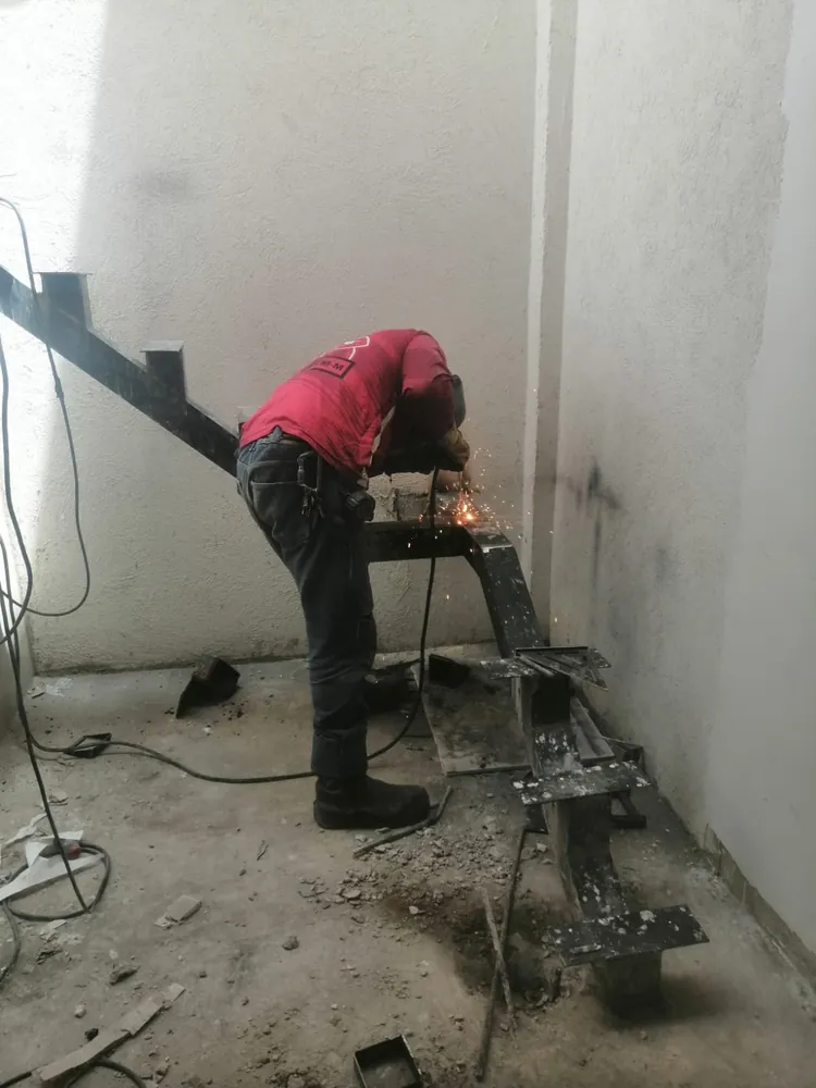 Soldando una Escalera Metálica Flotante — trabajo en hierro y acero de Metálicas M-M, Corozal, Sucre
