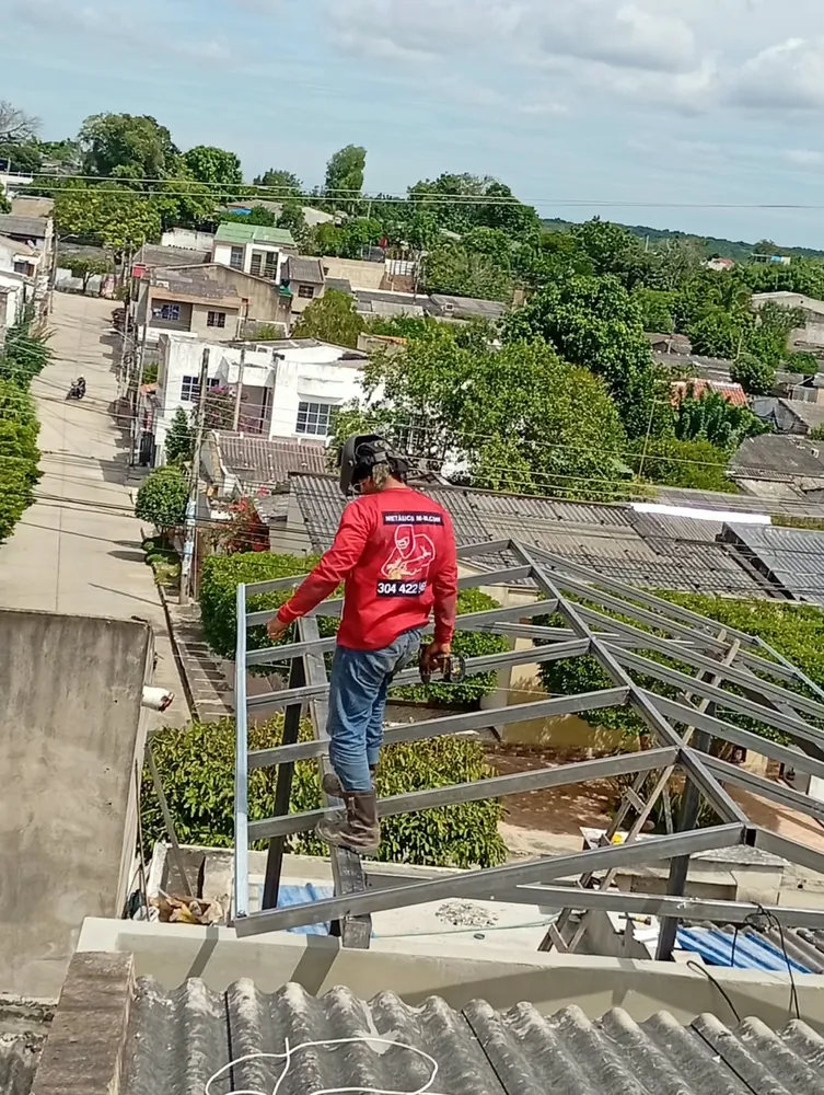 Armado de Estructura de Techo — trabajo en hierro y acero de Metálicas M-M, Corozal, Sucre
