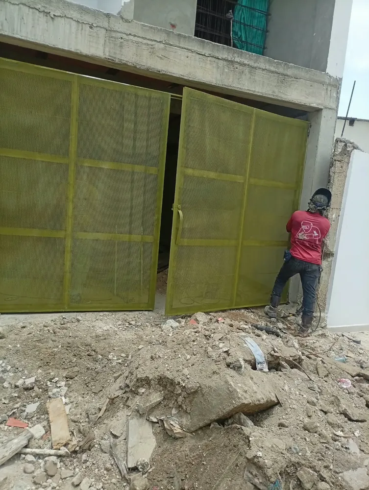 Portón de Dos Hojas en Malla — trabajo en hierro y acero de Metálicas M-M, Corozal, Sucre