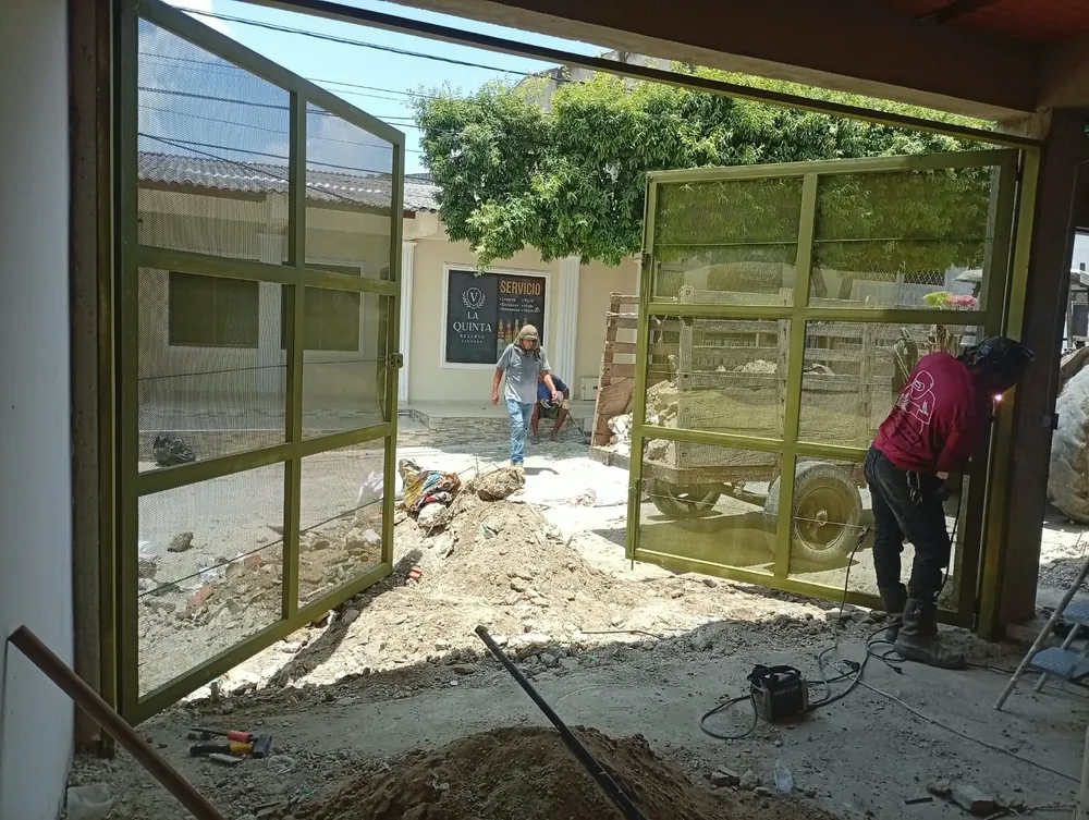 Portón Abatible en Malla — trabajo en hierro y acero de Metálicas M-M, Corozal, Sucre