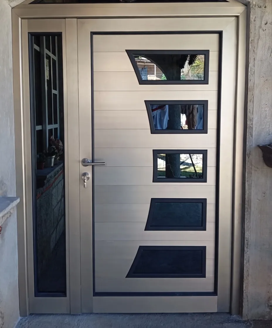 Puerta con Vidrio — trabajo en hierro y acero de Metálicas M-M, Corozal, Sucre